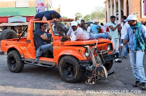 Shahrukh Khan performs raw and real stunts like arch-rivals Salman Khan and Ajay Devgn in Chennai Express: View on the sets pics! Shahrukh Khan performs raw and real stunts like arch-rivals Salman Khan and Ajay Devgn in Chennai Express: View on the sets pics!