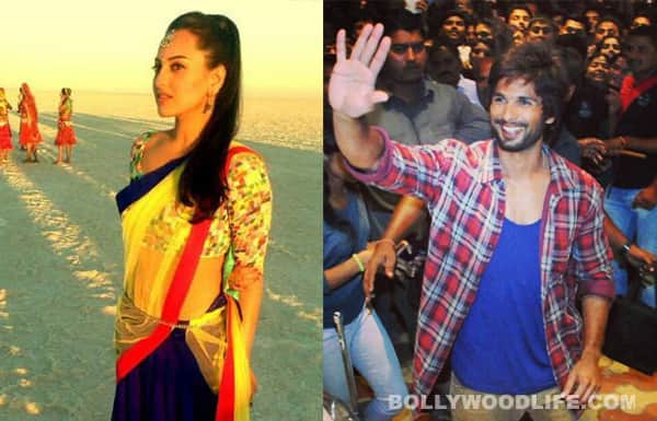Rambo Rajkumar stills: Sonakshi Sinha goes desi while Shahid Kapoor looks like a South Indian hero! Rambo Rajkumar stills: Sonakshi Sinha goes desi while Shahid Kapoor looks like a South Indian hero!