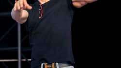 Who does Shahrukh Khan want a hug from – Priyanka Chopra or Deepika Padukone?