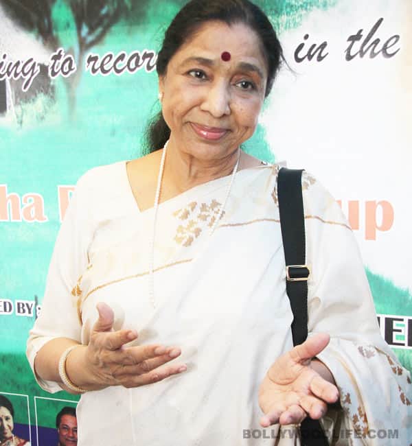 Asha Bhosle feels Kareena Kapoor Khan’s Fevicol se song and Yo Yo Honey Singh’s Lungi dance is cheap! Asha Bhosle feels Kareena Kapoor Khan’s Fevicol se song and Yo Yo Honey Singh’s Lungi dance is cheap!