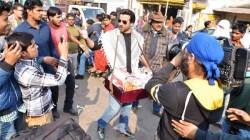 Ronit Roy sells cosmetics for Mission Sapne
