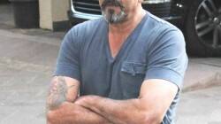 Sanjay Dutt fans go berserk seeing him at hospital getting check up done for wife Maanyata