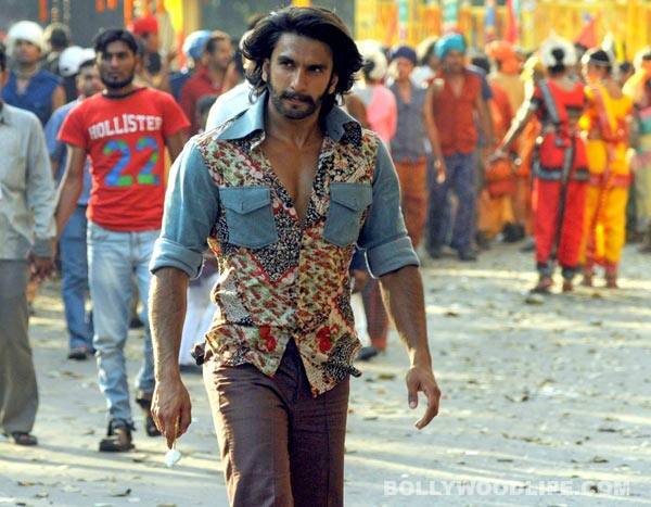 Ranveer Singh apes Ranbir Kapoor, manhandles a photographer Ranveer Singh apes Ranbir Kapoor, manhandles a photographer