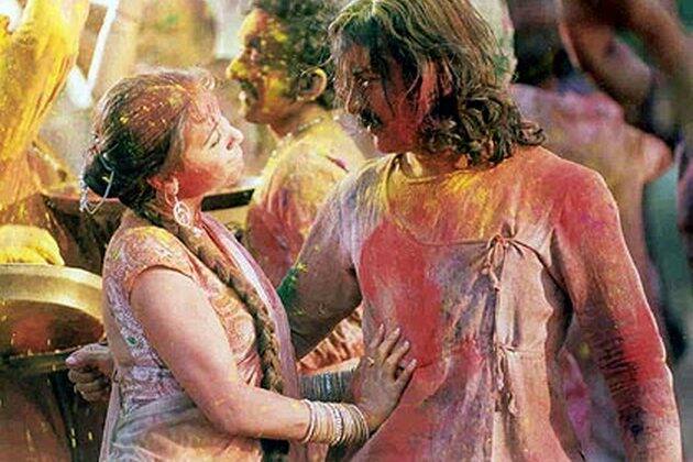Holi Special: Parineeti Chopra, Alia Bhatt and Nargis Fakhri to have a working holi! Holi Special: Parineeti Chopra, Alia Bhatt and Nargis Fakhri to have a working holi!
