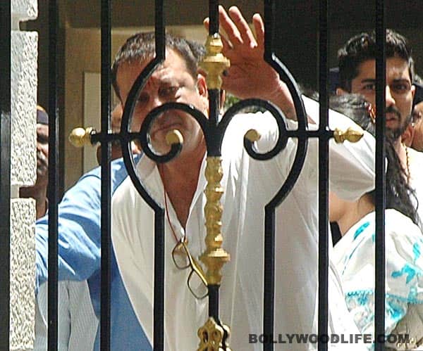 Sanjay Dutt leaves for Pune’s Yerwada Jail after his three month parole ends Sanjay Dutt leaves for Pune’s Yerwada Jail after his three month parole ends