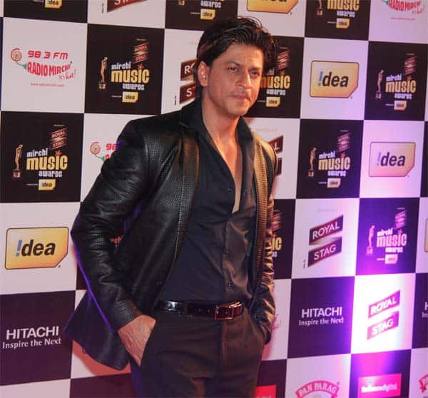 Mirchi Music Awards 2014: Shahrukh Khan and Farhan Akhtar honoured at the event! Mirchi Music Awards 2014: Shahrukh Khan and Farhan Akhtar honoured at the event!