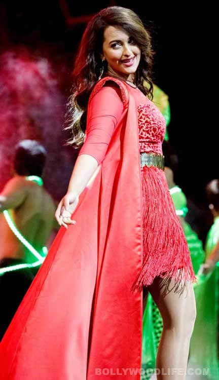 Sonakshi Sinha rocks IIFA 2014 stage, flaunts her toned legs