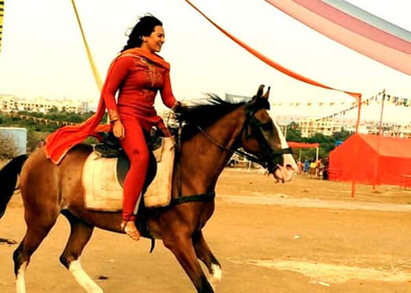 Sonakshi Sinha finds a new ride on the sets of Tevar – View pic! Sonakshi Sinha finds a new ride on the sets of Tevar – View pic!