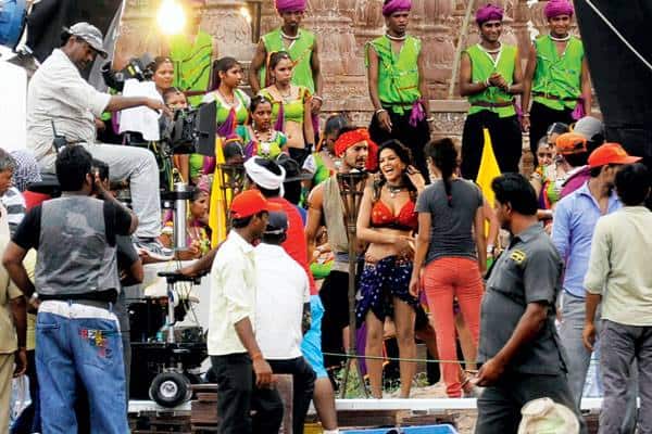 Sunny Leone’s sexy desi avatar – Caught on camera! Sunny Leone’s sexy desi avatar – Caught on camera!