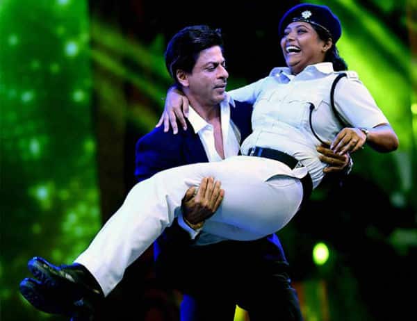 Shah Rukh Khan faces trouble for dancing with a female cop Shah Rukh Khan faces trouble for dancing with a female cop