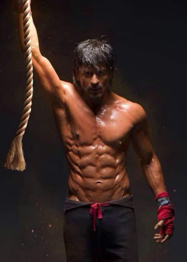 Check out another pic of Shah Rukh Khan's drool-worthy body in Happy