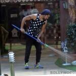 Bigg-Boss-8-Gautam-Cleaning