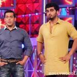 Bigg-Boss-8-Salman-Khan-and-Arjun-Kapoor-(4)