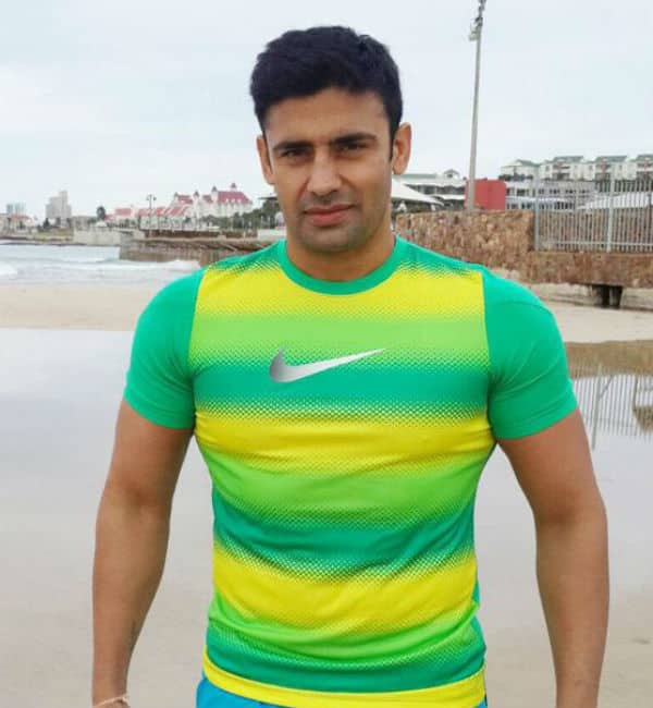 Sangram Singh defeats Canadian wrestler Joe Legend in the Commonwealth Heavyweight Championship