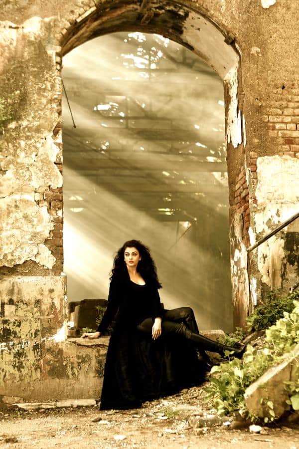 Aishwarya Rai Bachchan’s first look from Jazbaa song Bandeyaa will convince you that she is the sole queen of Bollywood!