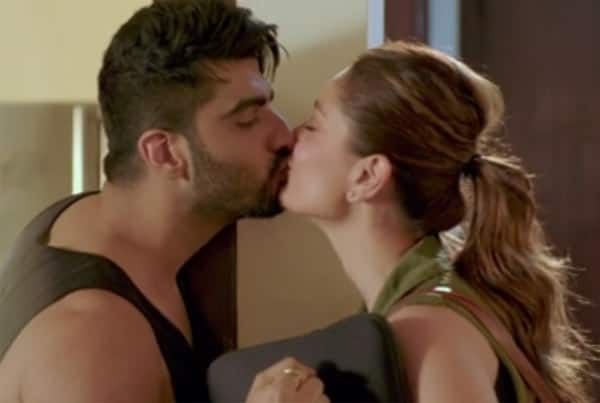 5-kisses-and-counting-kareena-kapoor-khan-and-arjun-kapoor-steam-up-ki-ka-trailer