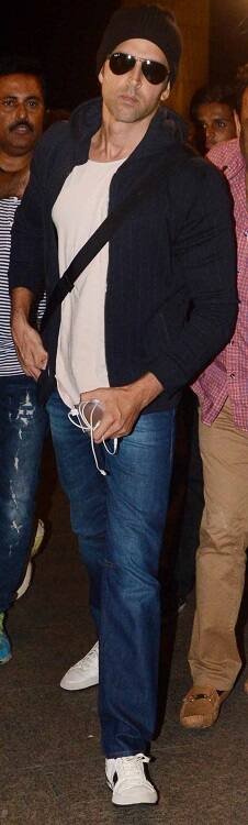 -hrithik roshan spotted at airport (5)