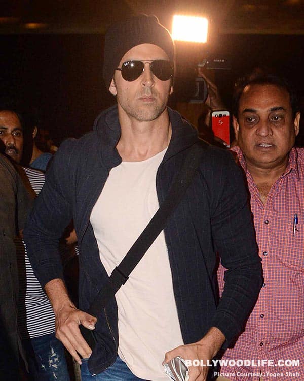 .-hrithik-roshan-spotted-at-airport-(7)