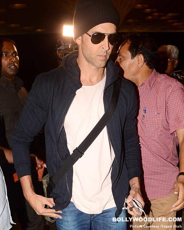 .-hrithik-roshan-spotted-at-airport-(9)