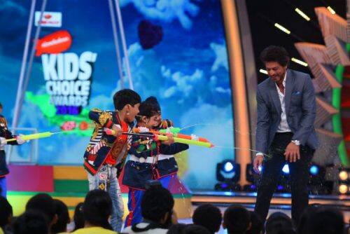 http://st1.bollywoodlife.com/wp-content/uploads/2016/12/Shahrukh-khan-get-slimed-by-Kids-at-Kids-Choice-Awards-2016-500x334.jpg