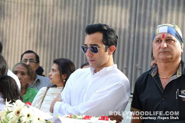 B-town celebs mourn passing away of Vinod Khanna B-town celebs mourn passing away of Vinod Khanna