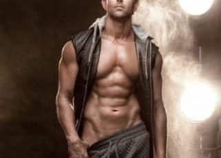 Oh nothing much! Hrithik Roshan tries to bare more than just his torso and makes our Monday hot! Oh nothing much! Hrithik Roshan tries to bare more than just his torso and makes our Monday hot!