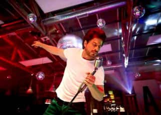Shah Rukh Khan takes to the mic in the latest still from Jab Harry Met Sejal and it'll soothe your eyes - view pic Shah Rukh Khan takes to the mic in the latest still from Jab Harry Met Sejal and it'll soothe your eyes - view pic