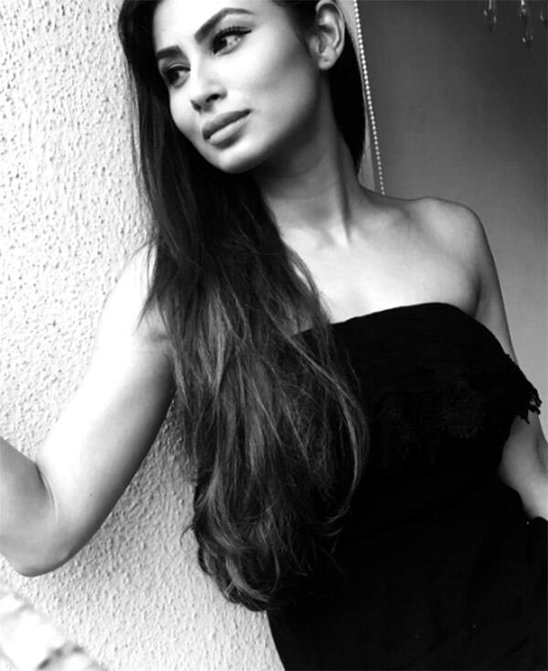 mouni roy 8