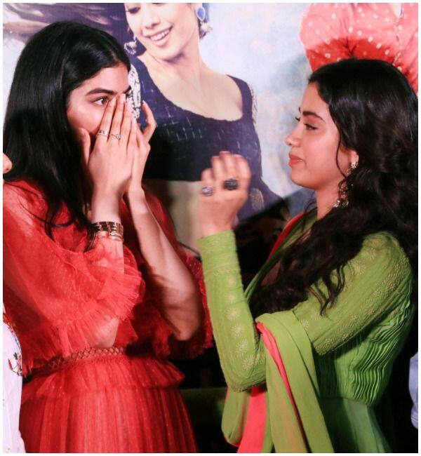 Video Khushi Kapoor Breaks Down As She Hugs Janhvi Kapoor At The