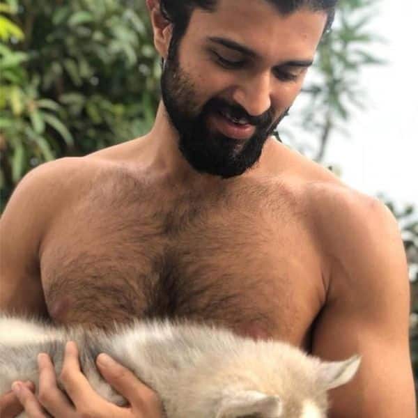 Vijay Deverakonda, Puri Jagannadh filminin son afişinde tamamen çıplak poz veriyor; Yunan tanrısı gibi görünüyor