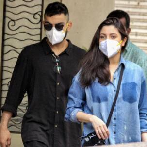 Virat Kohli'nin Hindistan - Pakistan maçındaki galibiyet vuruşu Anushka Sharma'yı duygulandırıyor; Vamika tezahürat yapıyor [View Post]