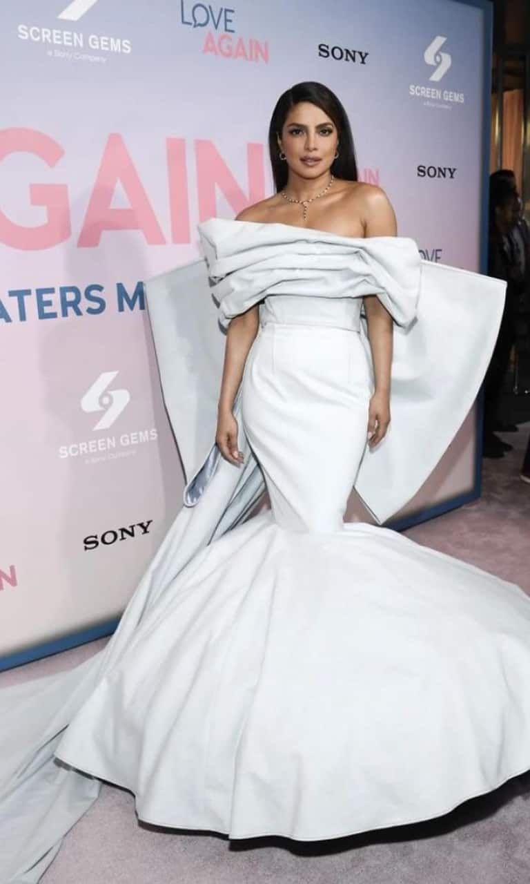 Priyanka Chopra, Love Again NYC galasında yüzgeçler ve iz ile tamamlanmış bir deniz kızı elbisesiyle sersemletiyor