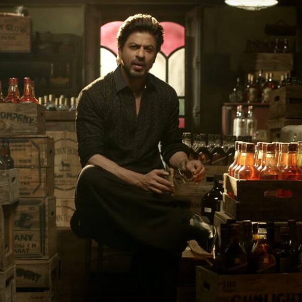 Shah Rukh Khan gives his fans a treat before releasing the trailer of Raees