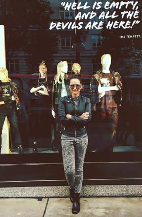 Sonakshi Sinha in London gets poetic with Shakespeare. Sonakshi Sinha in London gets poetic with Shakespeare.