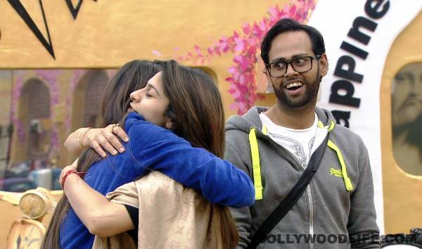 Tanishaa and Gauahar hug251213