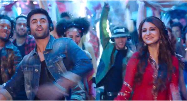 anushka sharma red kurti in breakup song
