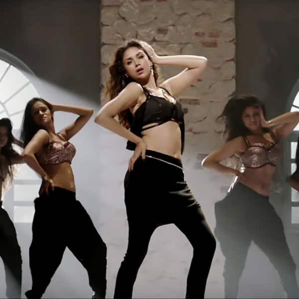 aditi-rao-hydari-turns-sensual-in-luv-letter-song-of-the-legend-of