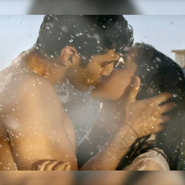 Aditya Roy Kapur and Shraddha Kapoor’s sensous kiss in rain will make you crave for your loved one