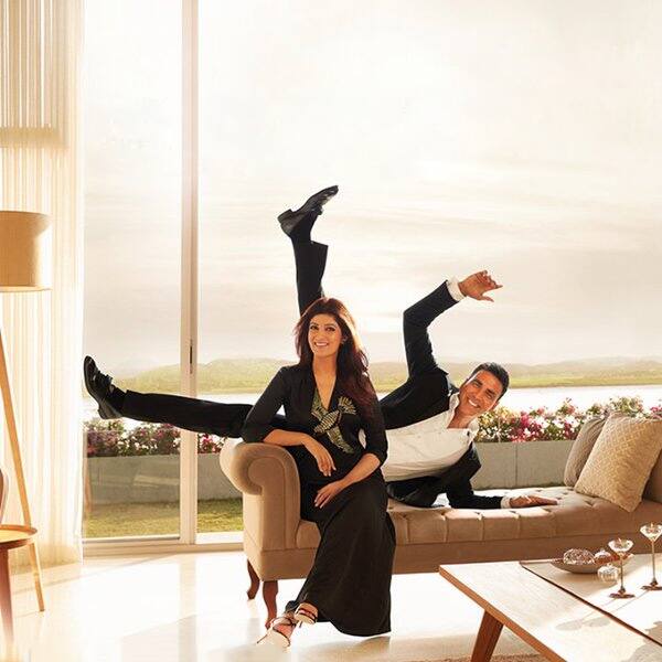 Akshay Kumar photobombs Twinkle Khanna's picture in the cutest way.