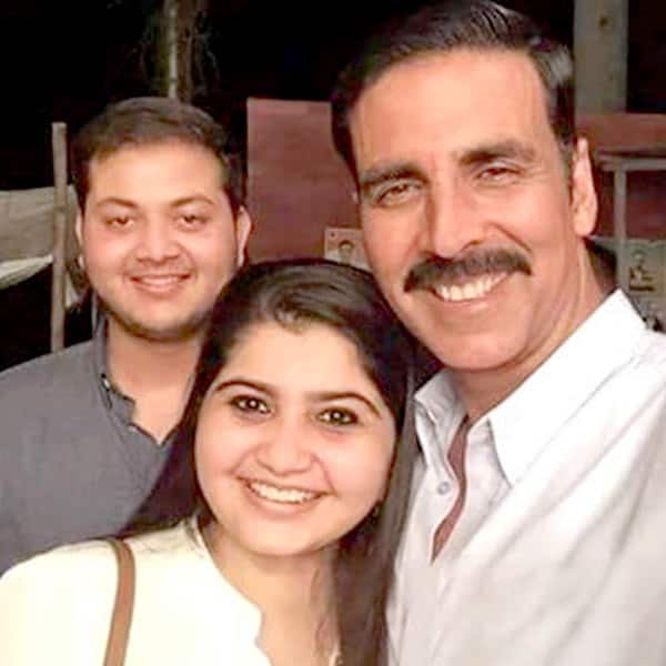Akshay Kumar’s selfie with fans on sets of Jolly LLB 2