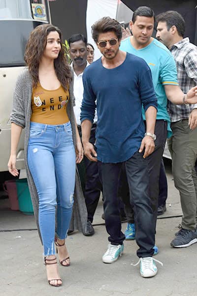 Alia Bhatt's just can't stop smiling and guess Shah Rukh is the reason