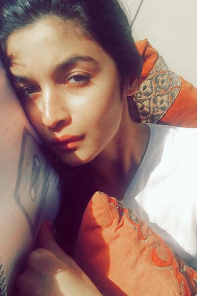 Alia Bhatts No Makeup Sun Kissed Selfie During The Shoot Of Badrinath Ki Dulhan Is Simply