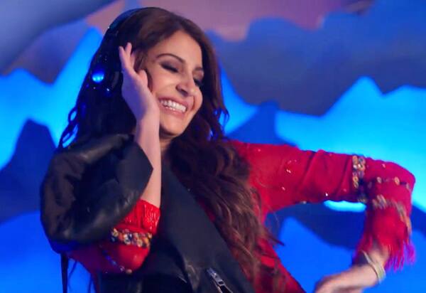 anushka sharma red kurti in breakup song