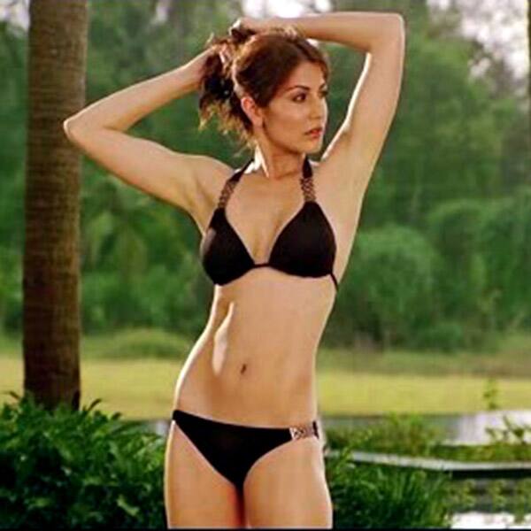 Anushka Sharma was sports a bikini in Badmaash Company.