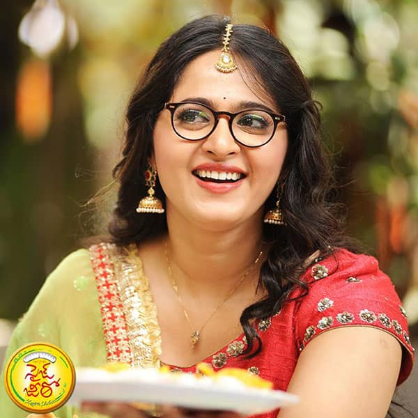 Inderjeet Singh Bollywood Anushka Shetty As Cute Obese Girl In Size Zero Movie Stills New