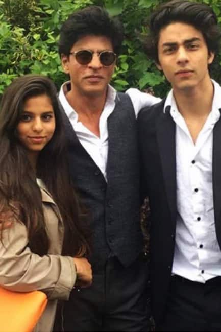 Daddy Shah Rukh Khan with Aryan and Suhana