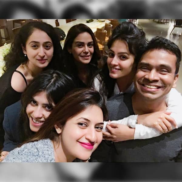 Divyanka Tripathi’s another cool selfie with her Ye Hai Mohabbatein team in Australia