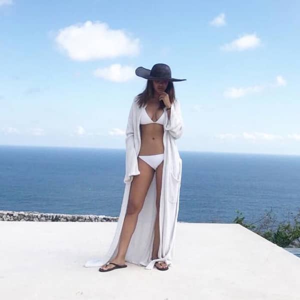 Esha Gupta stuns with yet another smoking hot picture