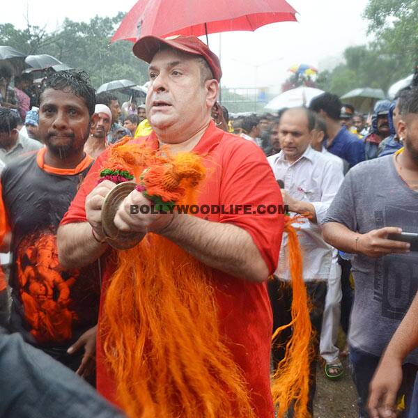 Huge crowd gathered and jumped barricades to catch glimpse of Rishi Kapoor and his family