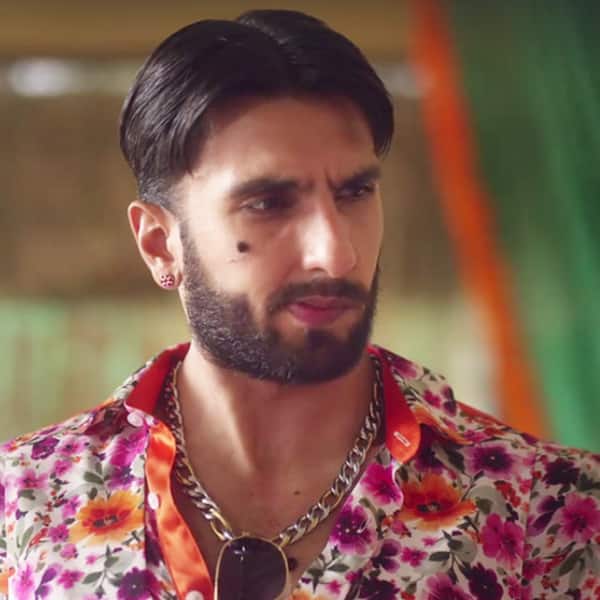 In another still, we see Ranveer Singh trying to immtate Alia Bhatt in new MakeMyTrip ad